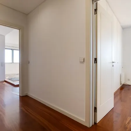 Skyview 2br With Balcony And Garage Apartment *