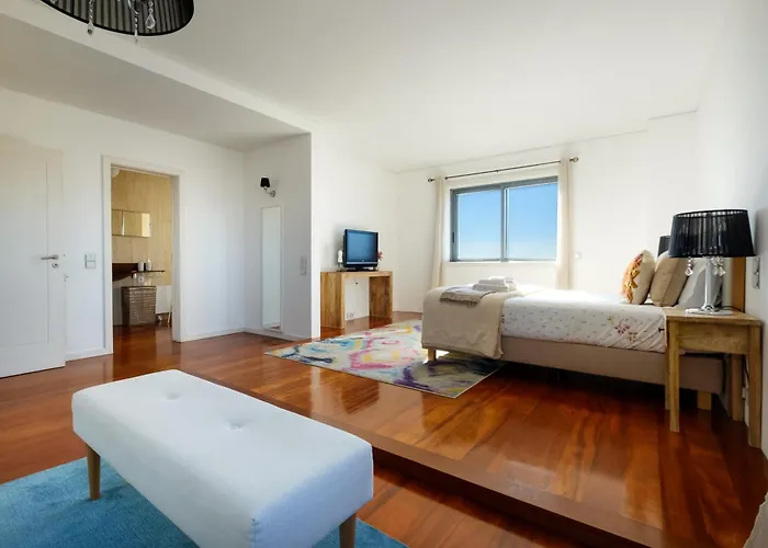 Skyview 2br With Balcony And Garage * ポルト