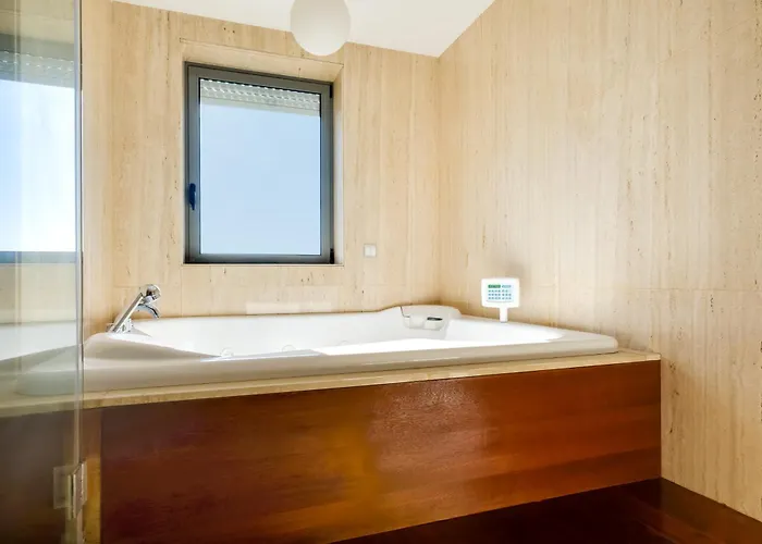 Skyview 2br With Balcony And Garage * ポルト