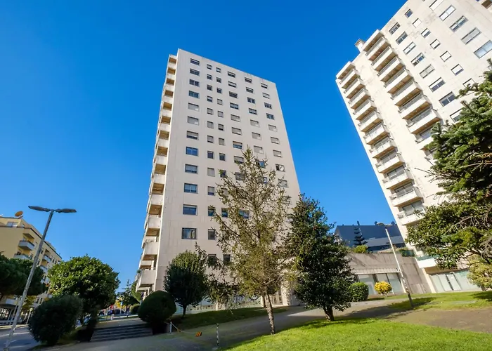 Skyview 2br With Balcony And Garage ポルト