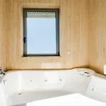 Skyview 2br With Balcony And Garage بورتو