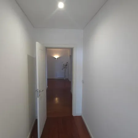 Skyview 2br With Balcony And Garage פורטו