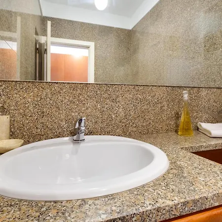 Skyview 2br With Balcony And Garage Lejlighed