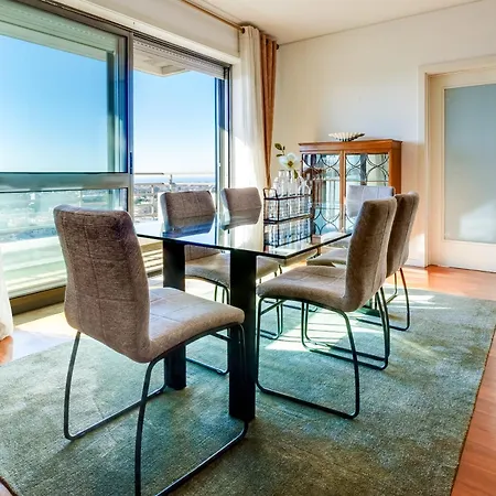 Skyview 2br With Balcony And Garage アパート