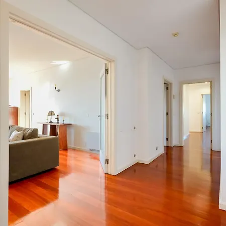 Skyview 2br With Balcony And Garage