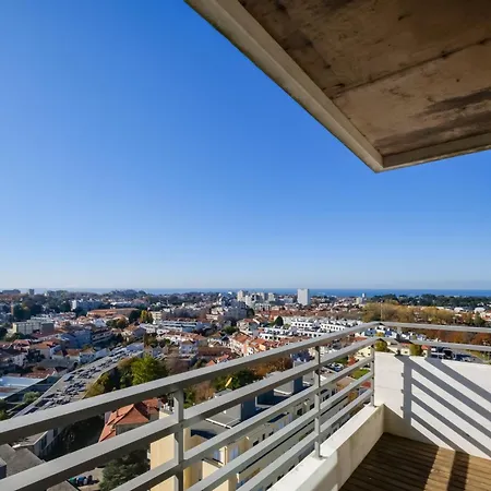 Skyview 2br With Balcony And Garage ポルト