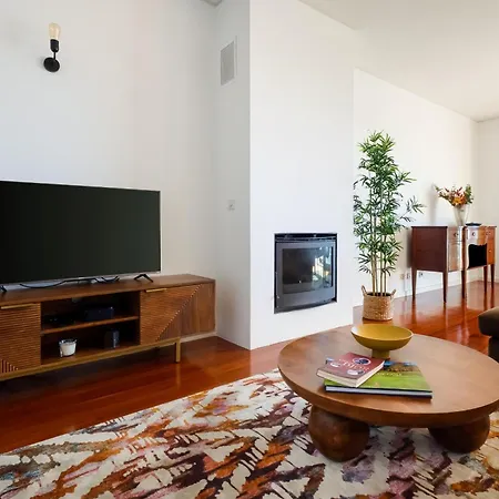 Skyview 2br With Balcony And Garage アパート *
