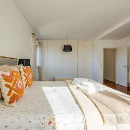 Skyview 2br With Balcony And Garage