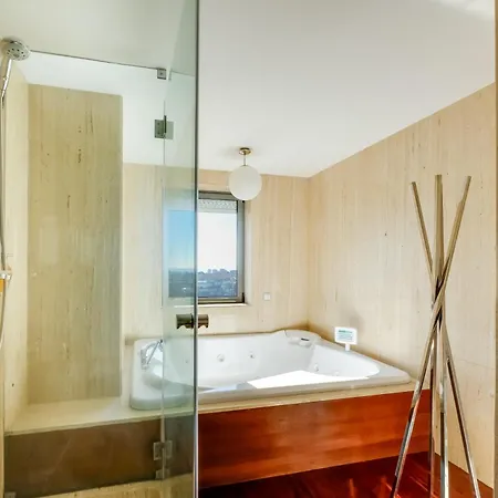 Skyview 2br With Balcony And Garage דירה *