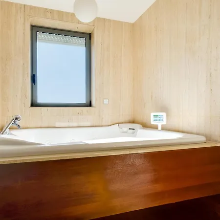Skyview 2br With Balcony And Garage * ポルト