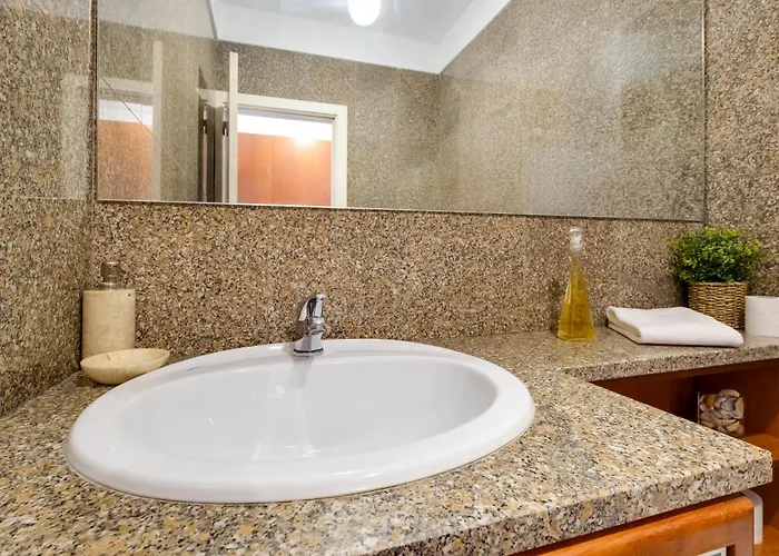 Skyview 2br With Balcony And Garage Apartment