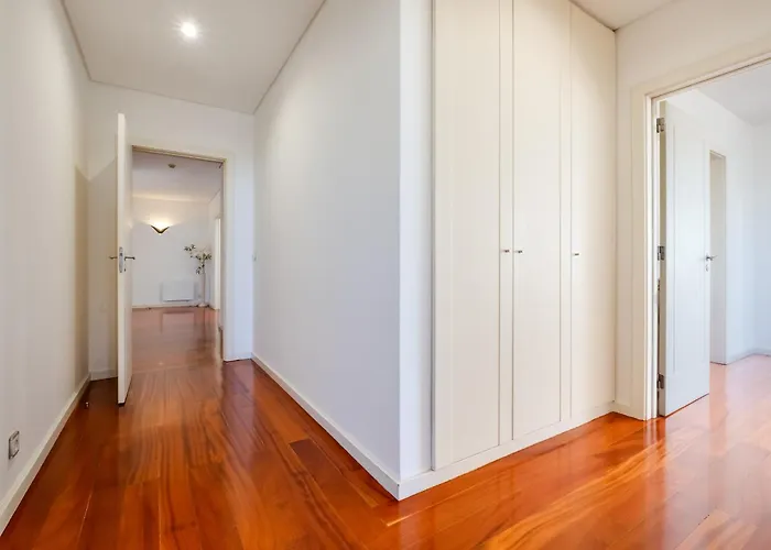 Skyview 2br With Balcony And Garage Apartment *