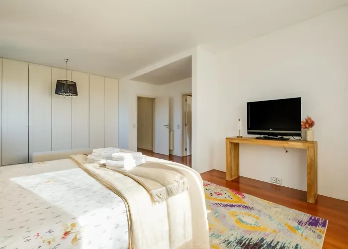 Skyview 2br With Balcony And Garage *