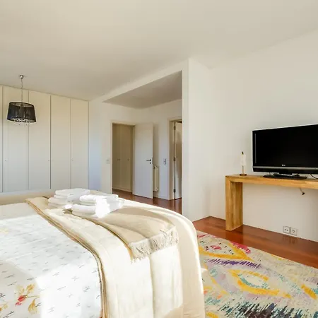 Skyview 2br With Balcony And Garage *