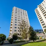 Skyview 2br With Balcony And Garage 波尔图