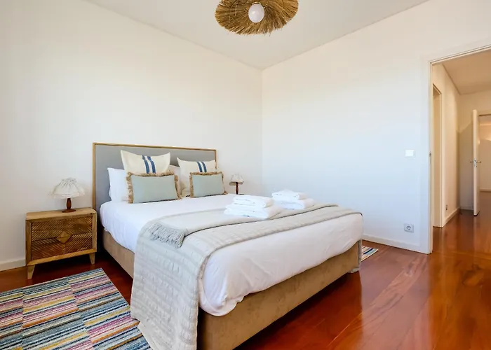 Skyview 2br With Balcony And Garage * Oporto