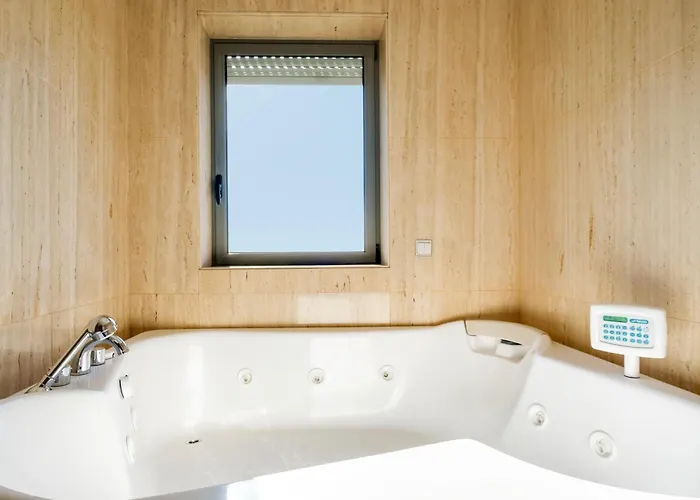 Skyview 2br With Balcony And Garage Oporto